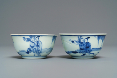 Une paire de tasses et soucoupes en porcelaine de Chine bleu et blanc, &eacute;pave Ca Mau, Yongzheng