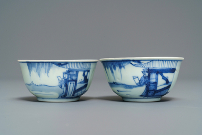 Une paire de tasses et soucoupes en porcelaine de Chine bleu et blanc, &eacute;pave Ca Mau, Yongzheng