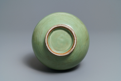 Een Chinese Longquan celadon yuhuchunping vaas, Yuan