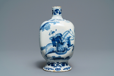 Un vase et un plat en fa&iuml;ence de Delft bleu et blanc &agrave; d&eacute;cor de chinoiserie, fin du 17&egrave;me