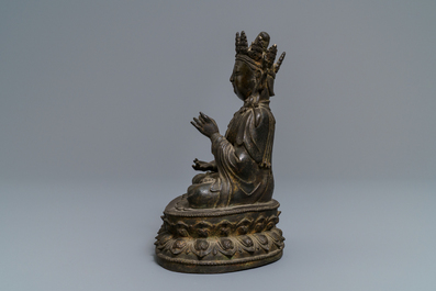 Een Chinese bronzen figuur van Boeddha, Ming