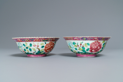 A pair of Chinese Straits or Peranakan market famille rose bowls with phoenixes, 19th C.