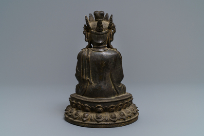 Een Chinese bronzen figuur van Boeddha, Ming