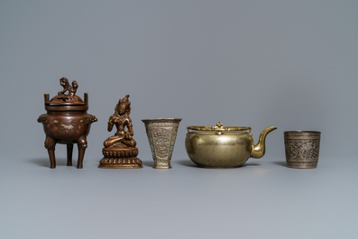 Een diverse collectie Chinees metaal, w.o. paktong, zilver en verguld brons, 17e eeuw en later