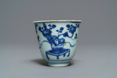 Cinq tasses et soucoupes en porcelaine de Chine bleu et blanc, Kangxi