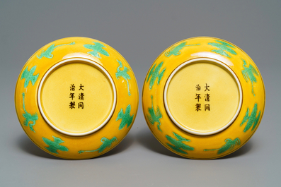 Une paire de coupes en porcelaine de Chine &agrave; d&eacute;cor de dragons sur fond jaune, marque et prob. &eacute;poque de Tongzhi