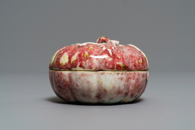 A Chinese peachbloom-glazed pumpkin box and cover, 18/19th C.