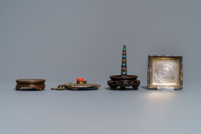Een diverse collectie Chinees metaal, w.o. paktong, zilver en verguld brons, 17e eeuw en later