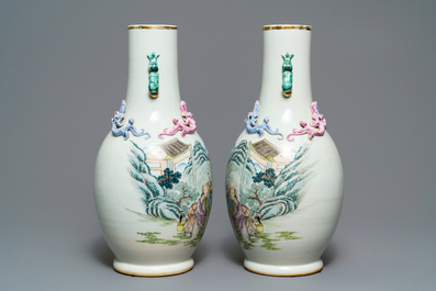 Une paire de vases en porcelaine de Chine famille rose, 19/20&egrave;me