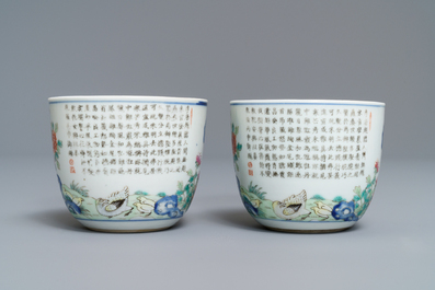 Een paar Chinese famille rose 'chicken' cups, Qianlong merk, late Qing of Republiek