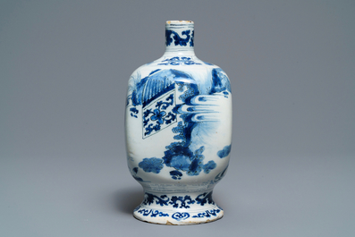 Een blauw-witte Delftse chinoiserie vaas en een schotel, eind 17e eeuw