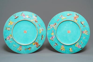 Een paar Chinese famille rose schotels met turquoise fondkleur, Jiaqing merk, 20e eeuw