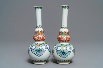Une paire de vases de forme double gourde en porcelaine de Chine famille verte, Kangxi