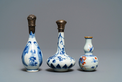 Neuf vases miniatures en porcelaine de Chine bleu et blanc et deux pi&egrave;ces en 'Amsterdams bont', Kangxi et apr&egrave;s