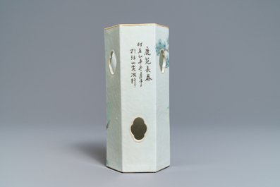 Un porte-chapeau ajour&eacute; en porcelaine de Chine qianjiang cai, sign&eacute; Yu Huanwen, dat&eacute; 1895