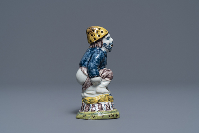 Een zeldzame polychrome Delftse strooier in de vorm van een 'kakker', 18e eeuw