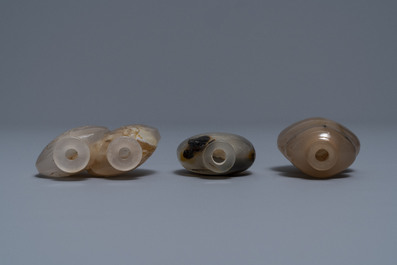 Trois tabati&egrave;res en agate sculpt&eacute;e, Chine, 19/20&egrave;me