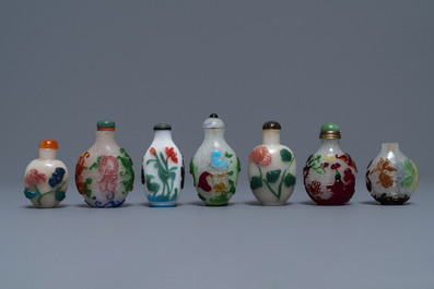 Seven Chinese multi-colour overlay glass snuff bottles, 19/20th C.