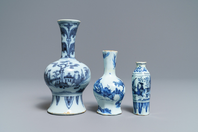 Vijf blauw-witte Delftse chinoiserie vazen, eind 17e eeuw