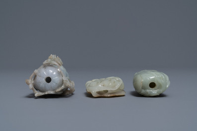 Trois tabati&egrave;res en jade aux bouchons de corail, Chine, 19/20&egrave;me