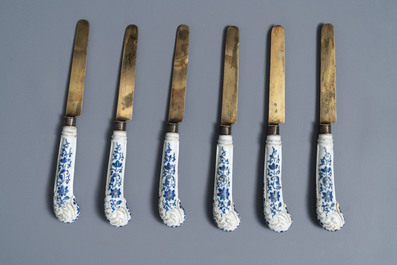 Six manches de couteaux en porcelaine de Chine bleu, blanc et dor&eacute;, Qianlong