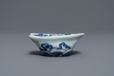 Une tasse surprise en porcelaine de Chine bleu et blanc, &eacute;poque Transition