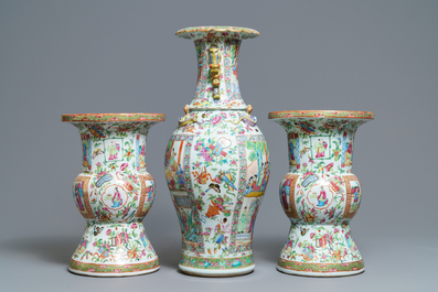 Une paire de crachoirs et un vase en porcelaine de Chine famille rose de Canton, 19&egrave;me