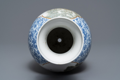 Un vase en porcelaine de Chine famille rose, marque de Qianlong, R&eacute;publique, 20&egrave;me