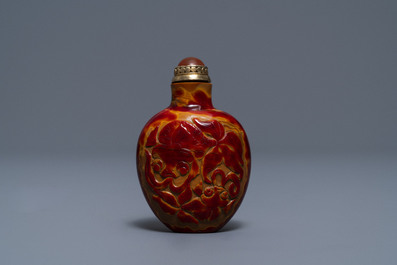 Een Chinese snuiffles in realgar glas, Keizerlijke Glasmanufactuur, Peking, 1730-1840