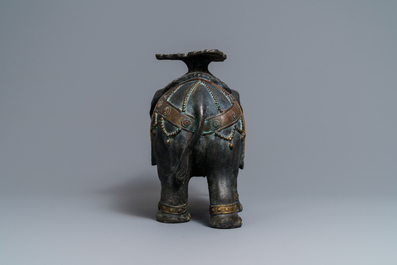 Een groot ingelegd bronzen model van een olifant, Japan, 19e eeuw