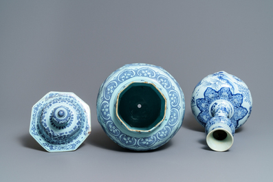 Cinq vases en fa&iuml;ence de Delft bleu et blanc &agrave; d&eacute;cor de chinoiserie, fin du 17&egrave;me