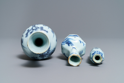 Cinq vases en fa&iuml;ence de Delft bleu et blanc &agrave; d&eacute;cor de chinoiserie, fin du 17&egrave;me