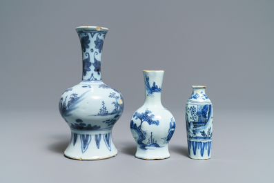 Cinq vases en fa&iuml;ence de Delft bleu et blanc &agrave; d&eacute;cor de chinoiserie, fin du 17&egrave;me