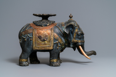 Een groot ingelegd bronzen model van een olifant, Japan, 19e eeuw