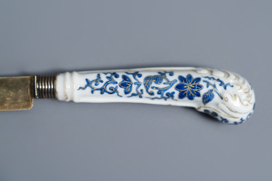 Zes Chinese blauw-witte mesheften met goudophoging, Qianlong