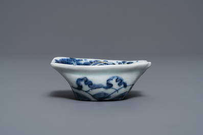 Une tasse surprise en porcelaine de Chine bleu et blanc, &eacute;poque Transition