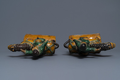 Une paire de tuiles faiti&egrave;res &eacute;maill&eacute;es de style sancai, Chine, Ming