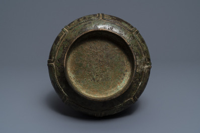 A Chinese bronze vase in archaic style, 19th C.