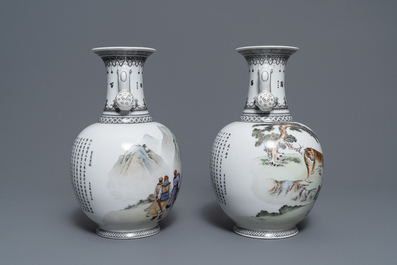 Deux vases en porcelaine de Chine aux anses en forme de ruyi, 2&egrave;me moiti&eacute; du 20&egrave;me