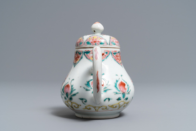 Une th&eacute;i&egrave;re, six soucoupes et trois tasses en porcelaine de Chine famille rose, Yongzheng/Qianlong