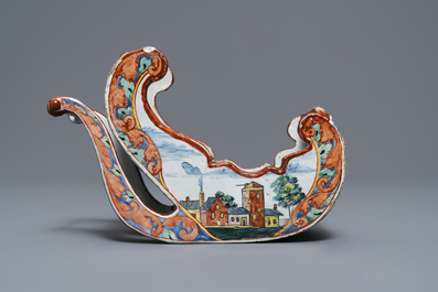 Un porte-pipe en forme de luge en fa&iuml;ence de Delft polychrome petit feu, 18&egrave;me