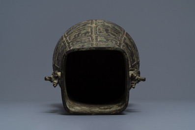 A Chinese bronze vase in archaic style, 19th C.