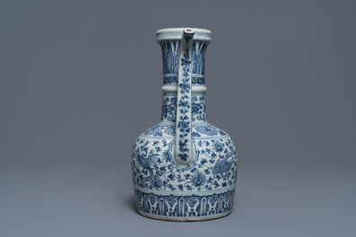 Une verseuse en porcelaine de Chine bleu et blanc pour le march&eacute; islamique, prob. Hongzhi