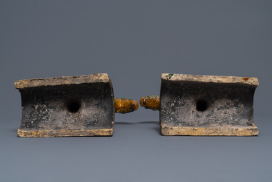 Une paire de tuiles faiti&egrave;res &eacute;maill&eacute;es de style sancai, Chine, Ming