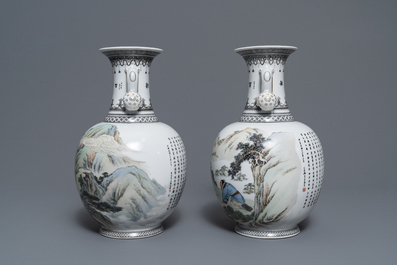 Deux vases en porcelaine de Chine aux anses en forme de ruyi, 2&egrave;me moiti&eacute; du 20&egrave;me