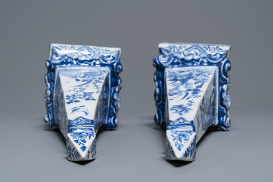 Une pair de grands ob&eacute;lisques en fa&iuml;ence de Delft bleu et blanc, 18&egrave;me