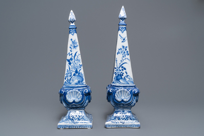 Une pair de grands ob&eacute;lisques en fa&iuml;ence de Delft bleu et blanc, 18&egrave;me