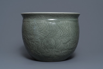 Une jardini&egrave;re en porcelaine de Chine c&eacute;ladon et une paire de vases cong, 19/20&egrave;me
