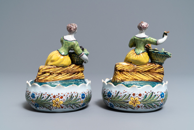 Une paire de beurriers et leurs couvercles en fa&iuml;ence de Delft polychrome, 18&egrave;me