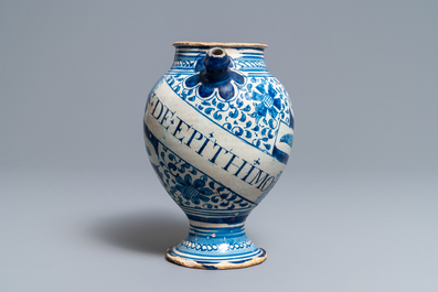 Een blauw-witte Antwerpse majolica siroopkan, gedateerd 1609